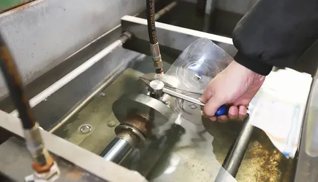 Sanitary valve inspection: a valve leak checked in water at Joneng