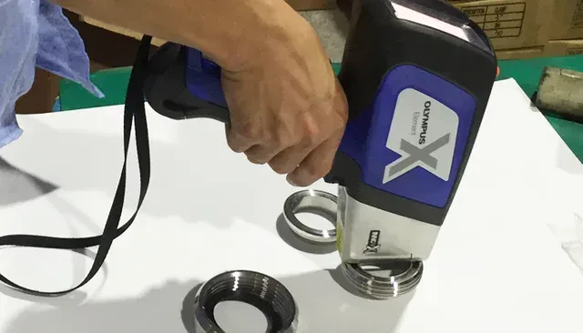 Alloy read on a sanitary ferrule with a spectrometer at Joneng